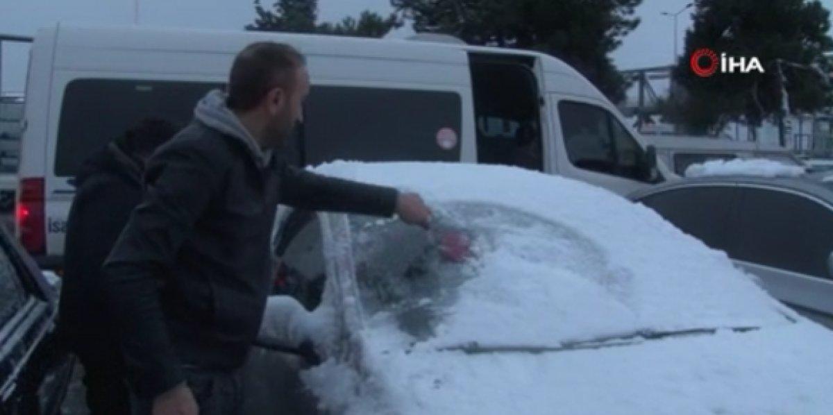 Beylikdüzü'nde vatandaşların karla mücadelesi