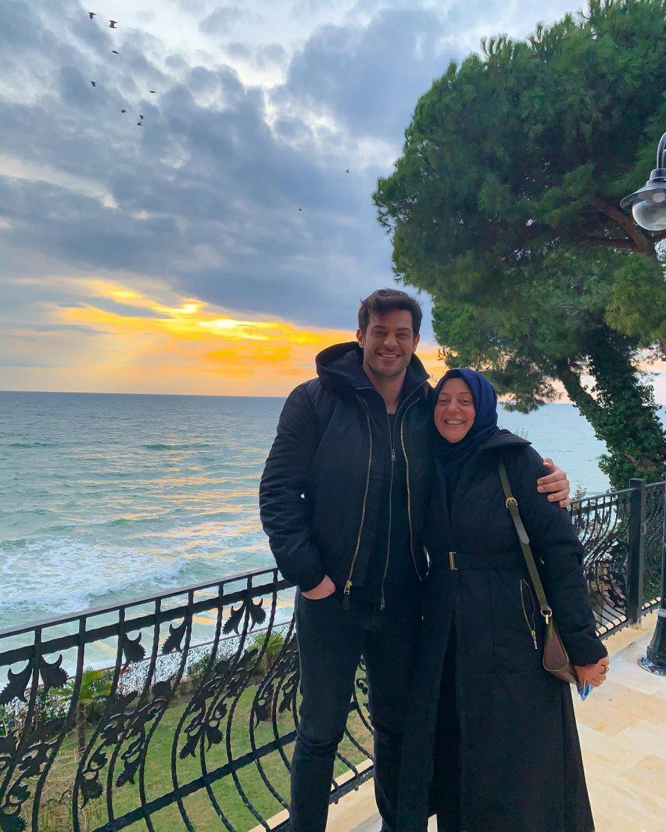 Hadise, müstakbel kayınvalidesiyle yan yana geldi