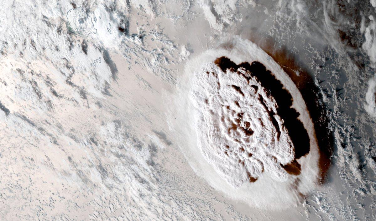 Tonga'daki yanardağ patlamasından sonra duman bulutu 55 kilometre yüksekliğe ulaştı
