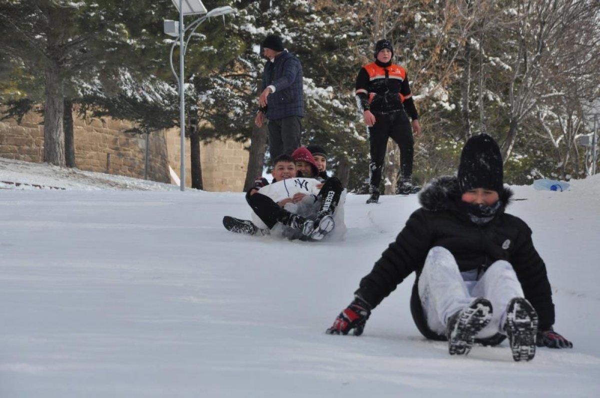 Karın tadını çıkarmak isteyenler Karaman Kalesi'ne akın ettı