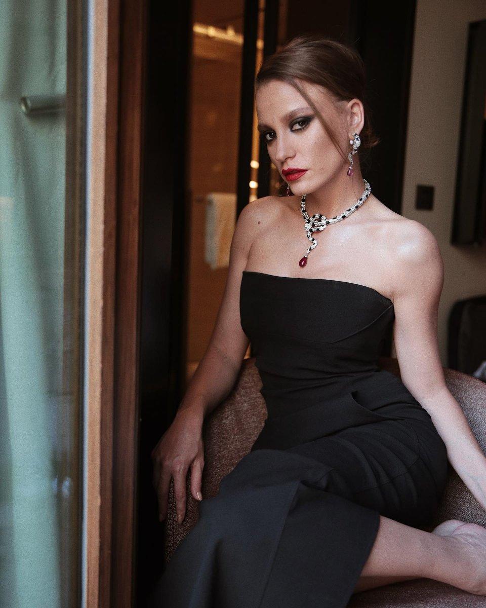 Serenay Sarıkaya saldırıya uğradı