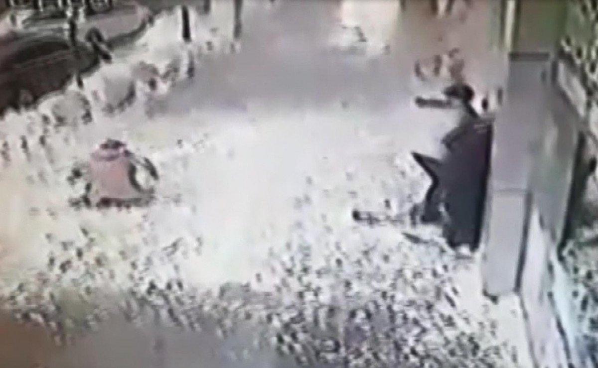 Karabük'te kaldırımda yürüyen kadının üzerine kar kütlesi düştü