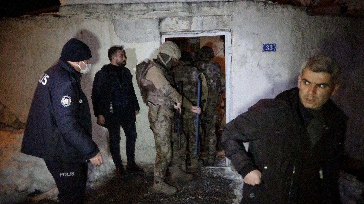 Kayseri'de evi yakmaya çalışan şahıs, bıçakla eşini rehin aldı