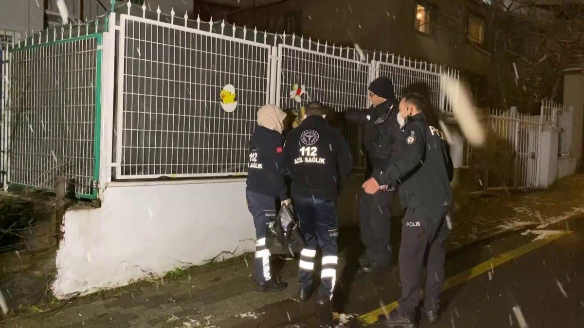 Üsküdar’da ısınmak için girdikleri evin çatısını yaktılar