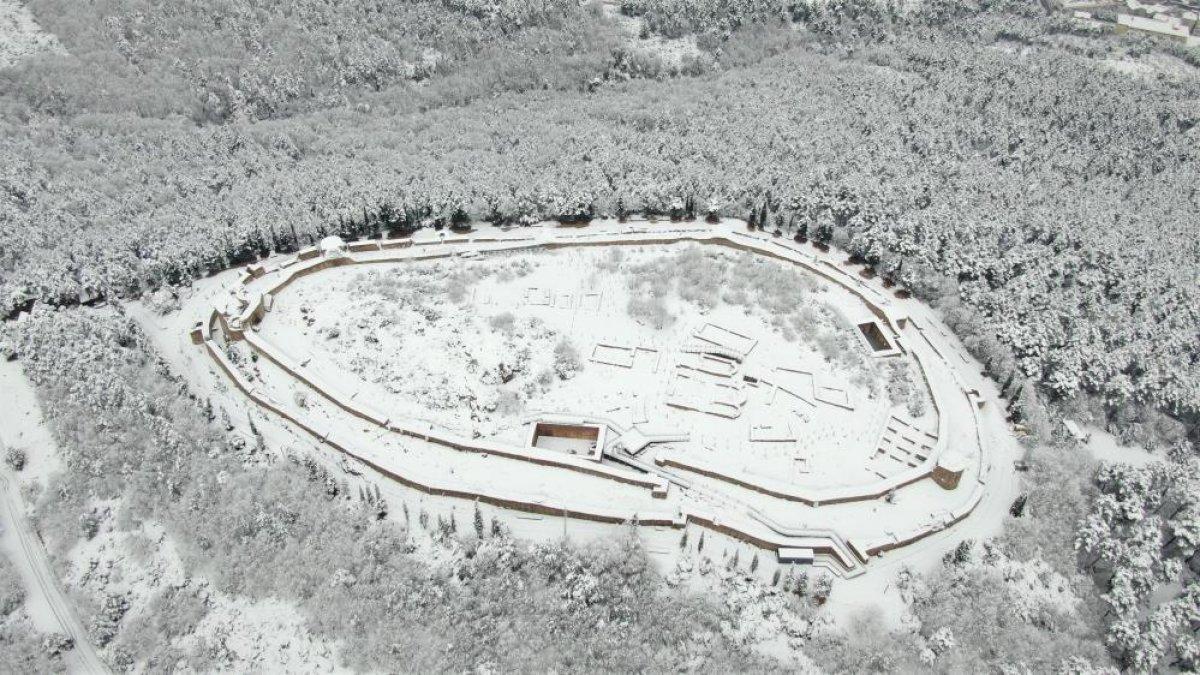 Aydos Kalesi beyaza büründü, görenler mest oldu