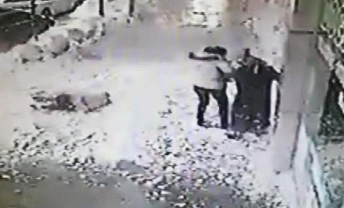 Karabük'te kaldırımda yürüyen kadının üzerine kar kütlesi düştü