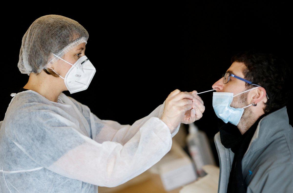 Fransa'da günlük vaka sayısı son 4 gündür 400 bini geçti