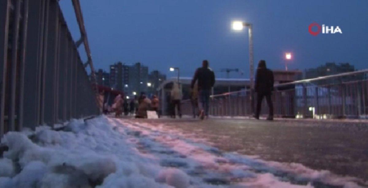 Beylikdüzü'nde vatandaşların karla mücadelesi