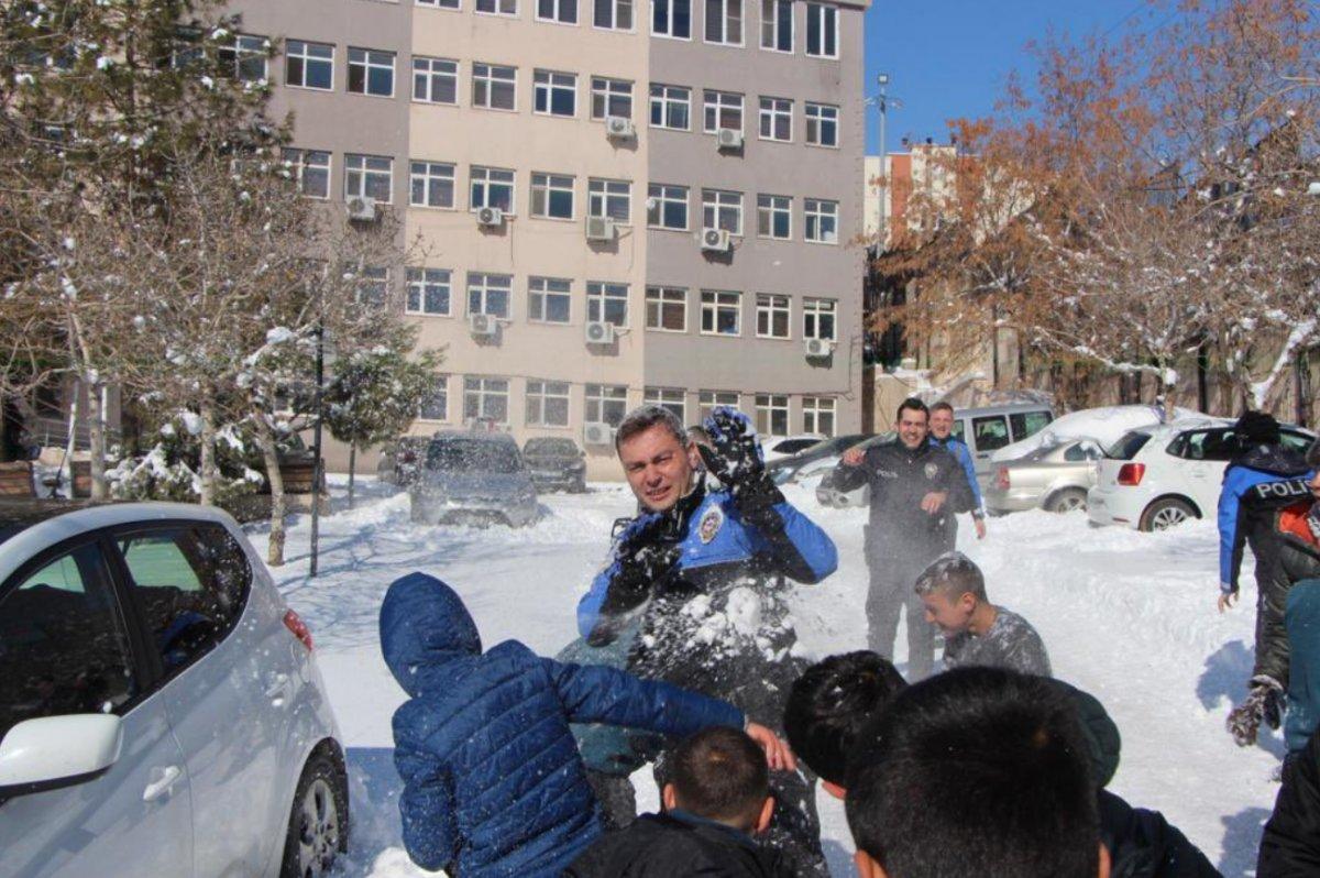 Şırnak'ta karnelerini alan öğrenciler, polislerle kartopu oynadı