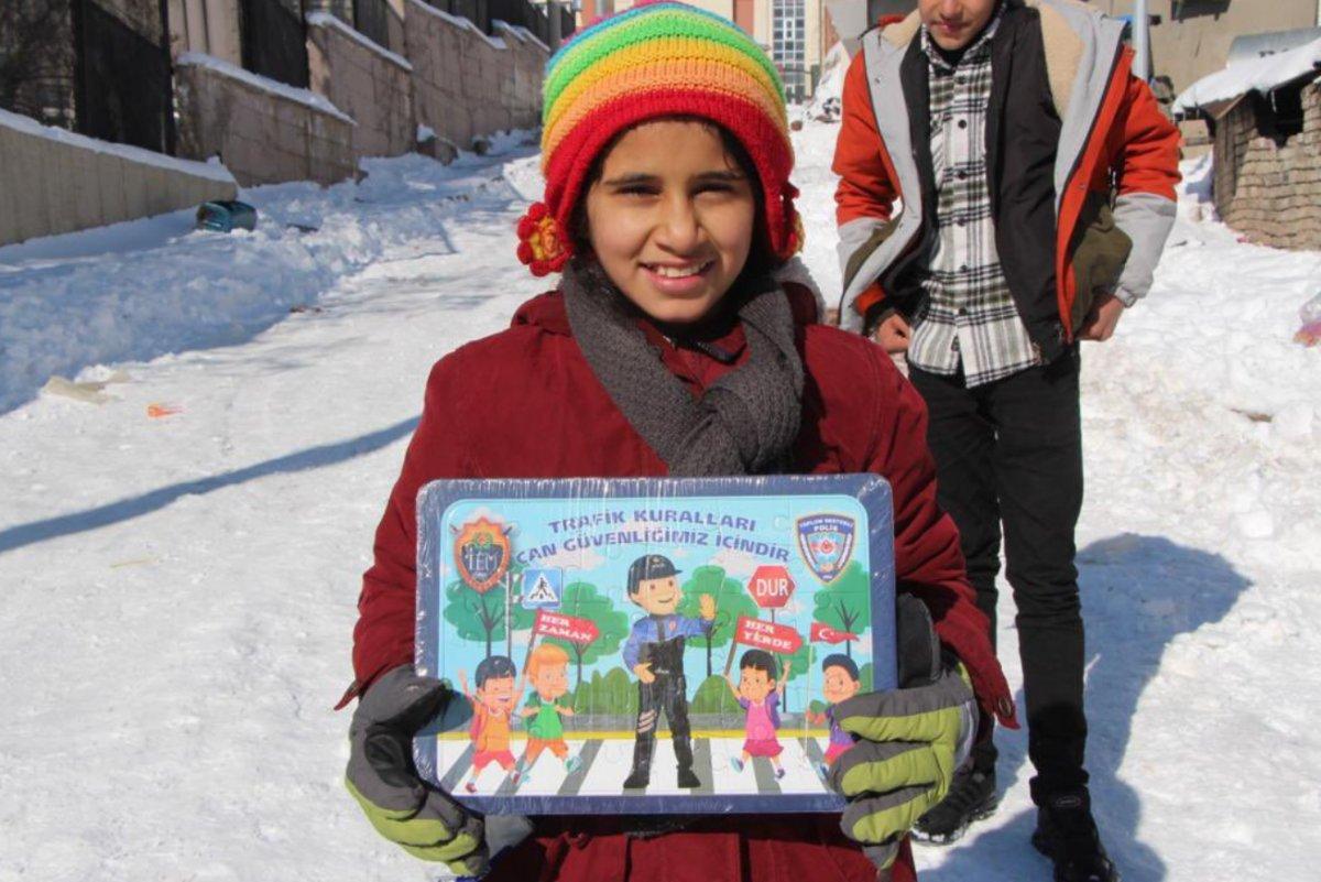 Şırnak'ta karnelerini alan öğrenciler, polislerle kartopu oynadı