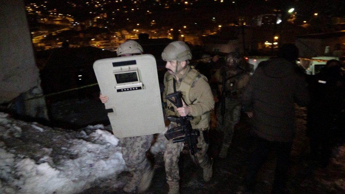 Kayseri'de evi yakmaya çalışan şahıs, bıçakla eşini rehin aldı