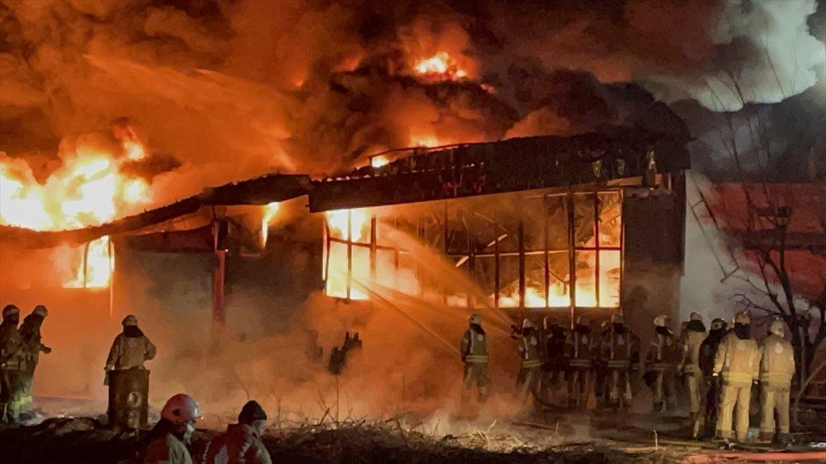 Arnavutköy'de köpük fabrikasında yangın çıktı