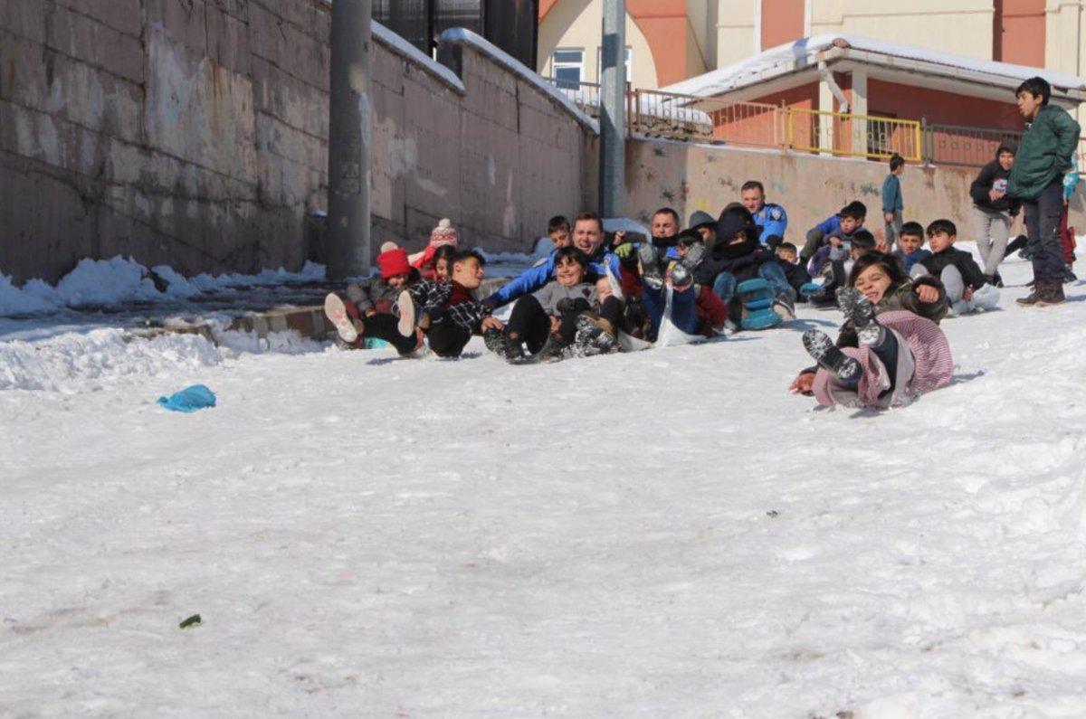 Şırnak'ta karnelerini alan öğrenciler, polislerle kartopu oynadı