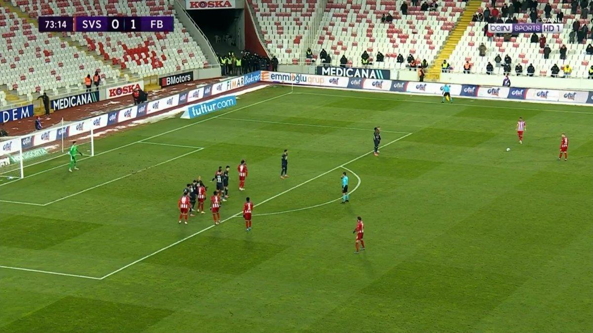 Berke Özer tepkiler sonrası sosyal medya hesaplarını kapattı