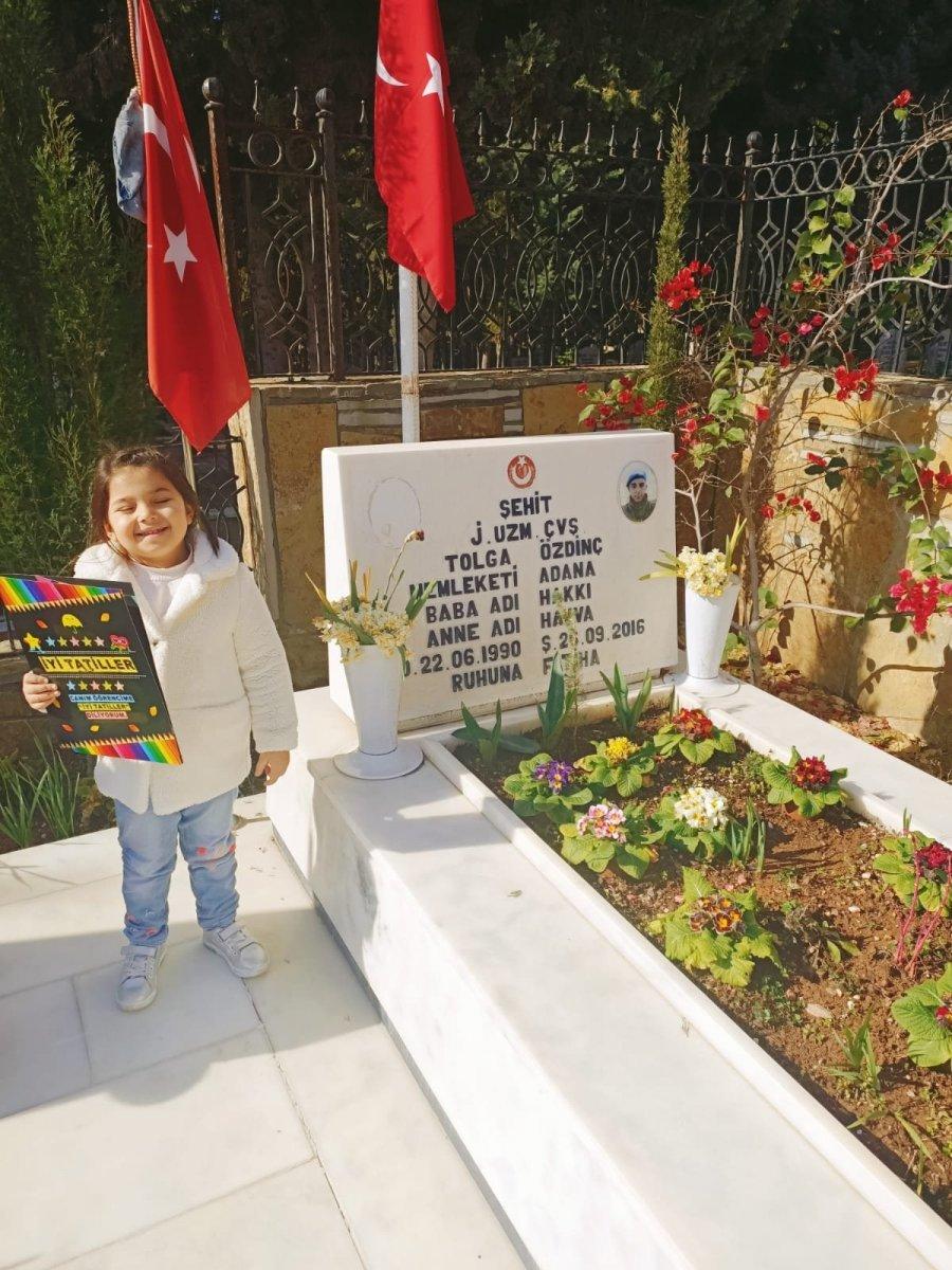 İlk karnesini, şehit düşen babasının mezarına götürdü