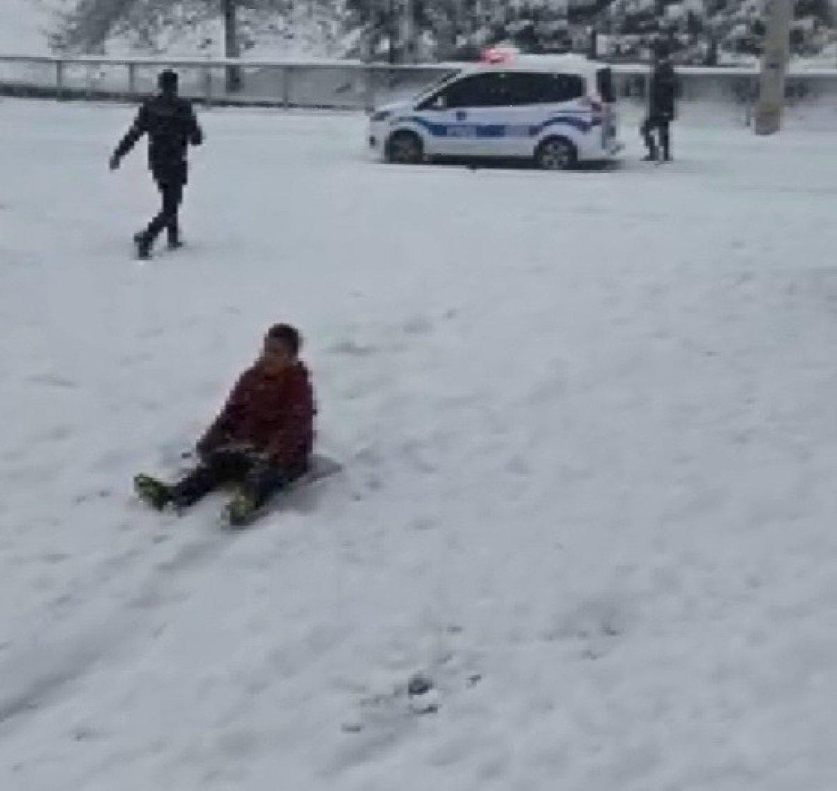 Kocaeli'de polisler, çocuklarla sokakta poşetle kaydı