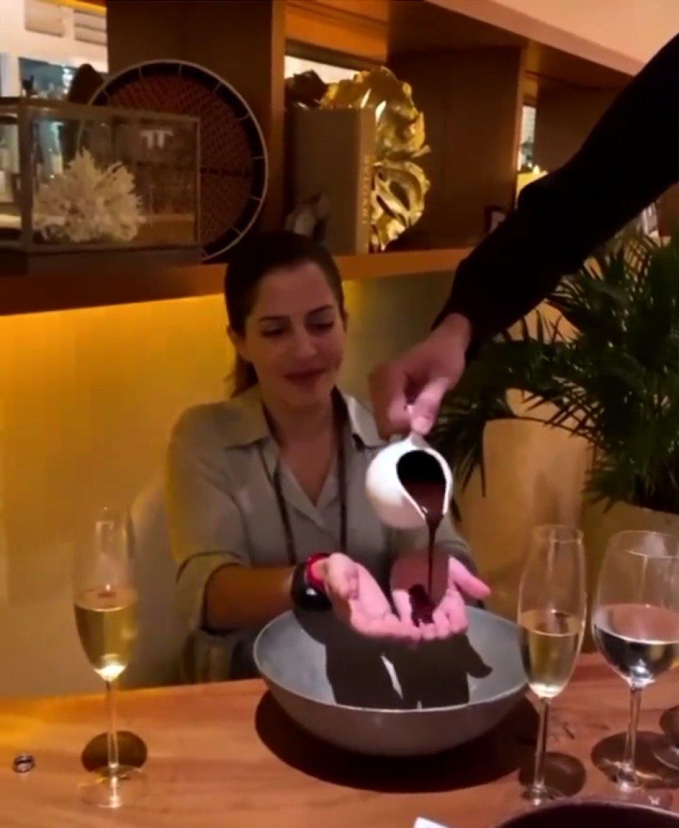 Yurt dışında çikolatanın ele dökülerek yenmesi viral oldu