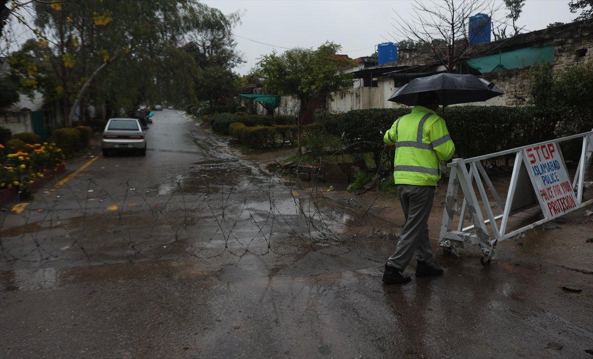 Pakistan'da kısmi sokağa çıkma yasağı başladı