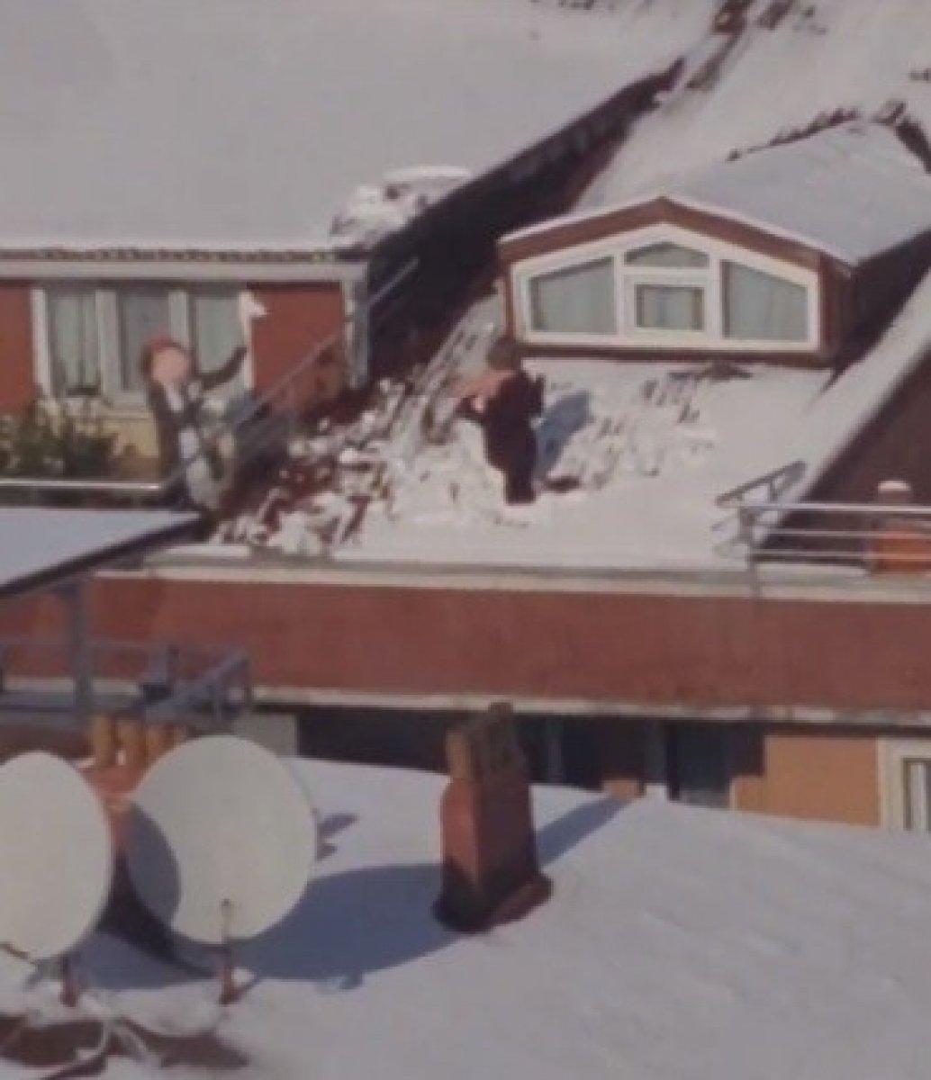 Küçükçekmece’de, çatıda kartopu oyunu kamerada