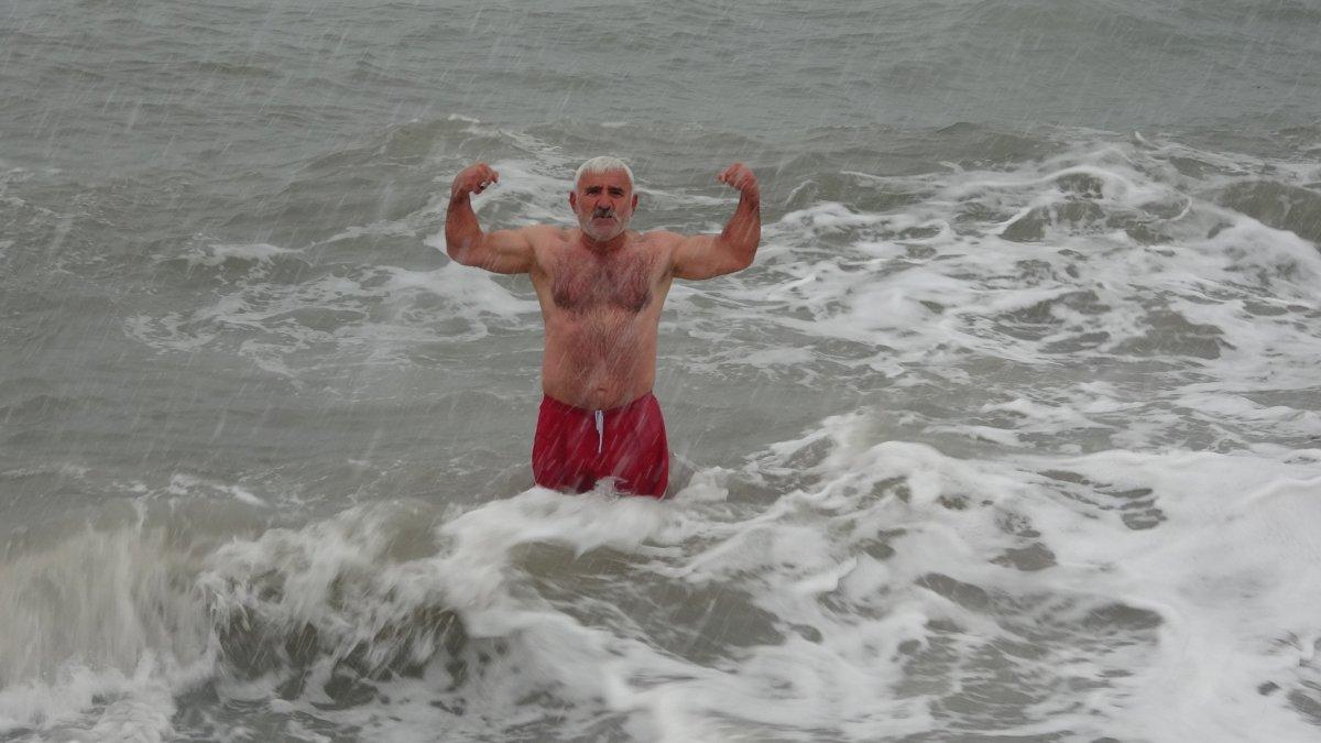 Zonguldaklı ‘Buz Adam’ denize girip kar banyosu yaptı
