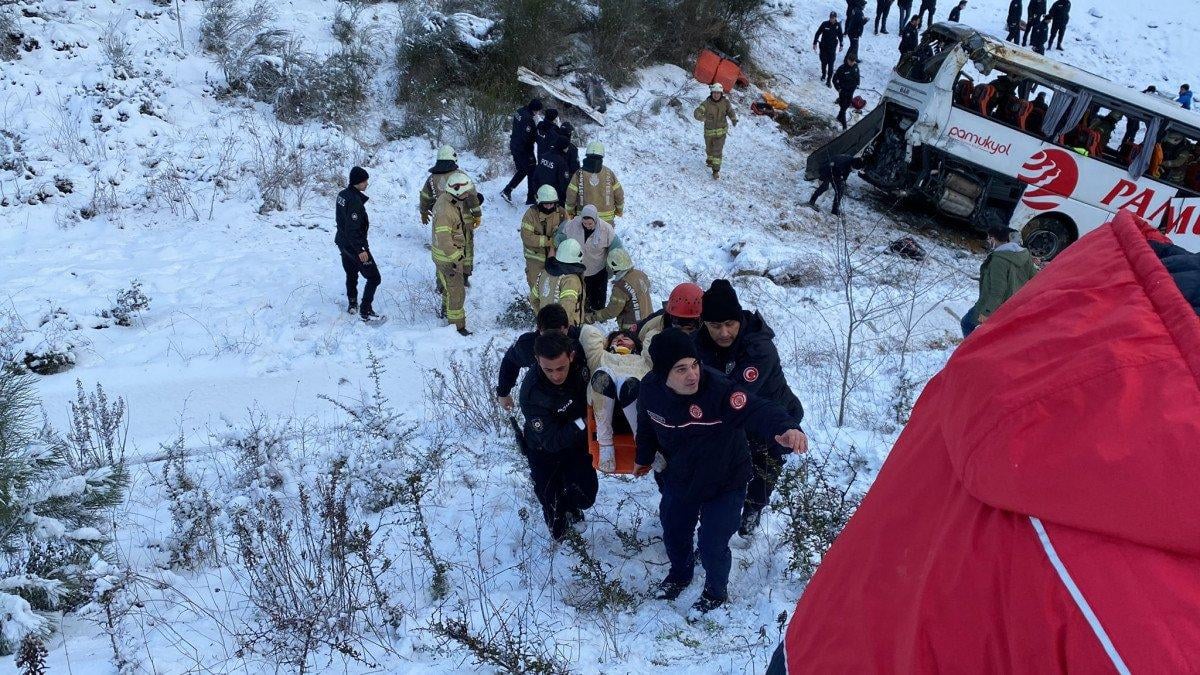 Kar yağışıyla birlikte otobüs kazaları art arda geldi