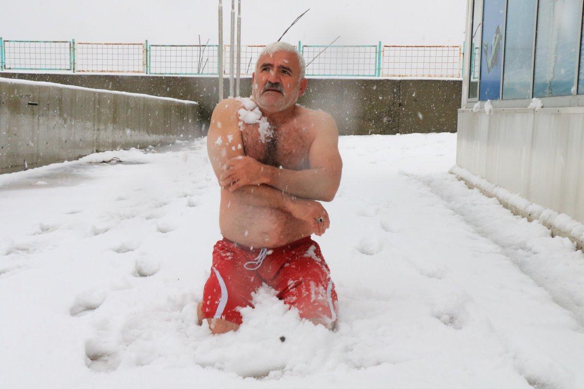 Zonguldaklı ‘Buz Adam’ denize girip kar banyosu yaptı