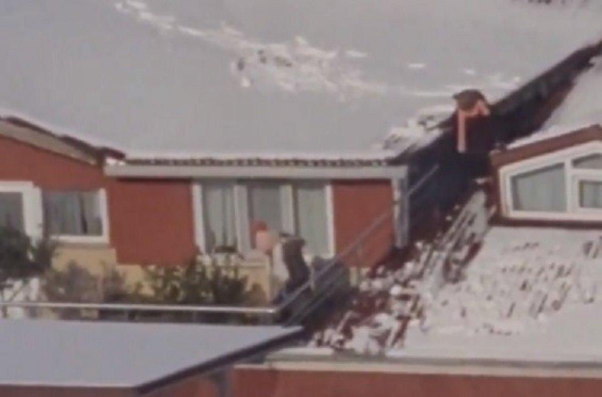 Küçükçekmece’de, çatıda kartopu oyunu kamerada