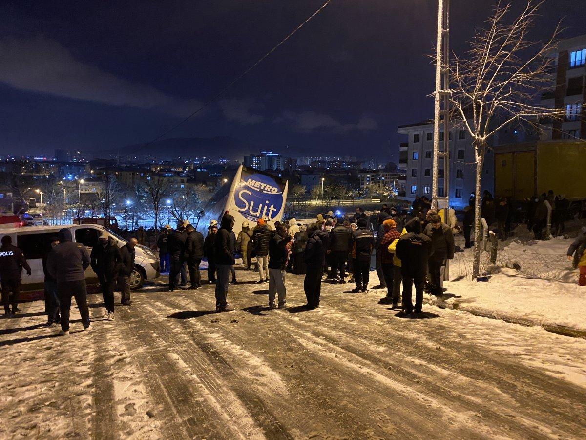 Sancaktepe'de yolcu otobüsü yan yattı