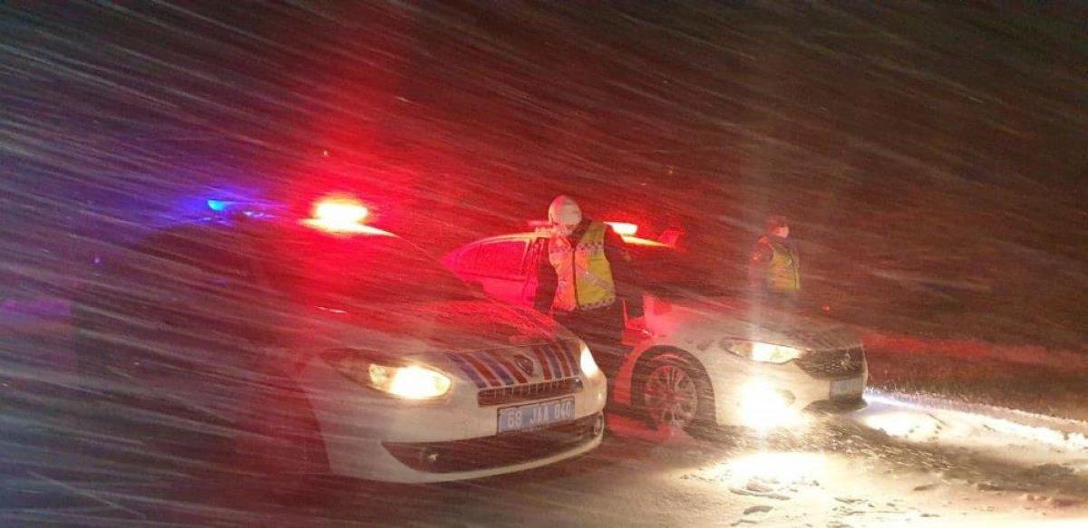 Aksaray’da şiddetli kar ve tipi hayatı olumsuz etkiledi