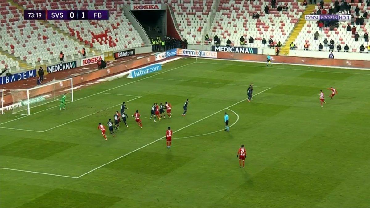 Berke Özer tepkiler sonrası sosyal medya hesaplarını kapattı