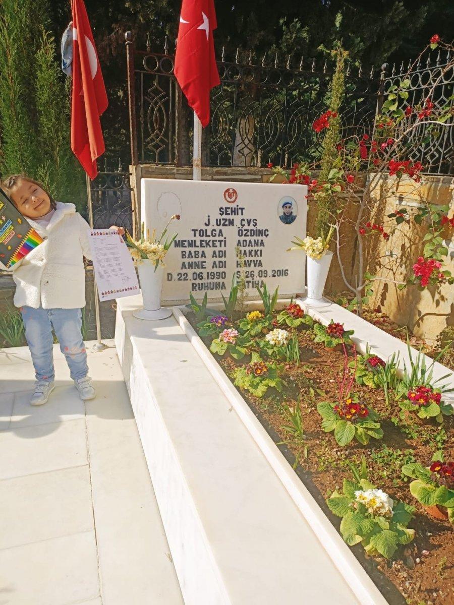 İlk karnesini, şehit düşen babasının mezarına götürdü