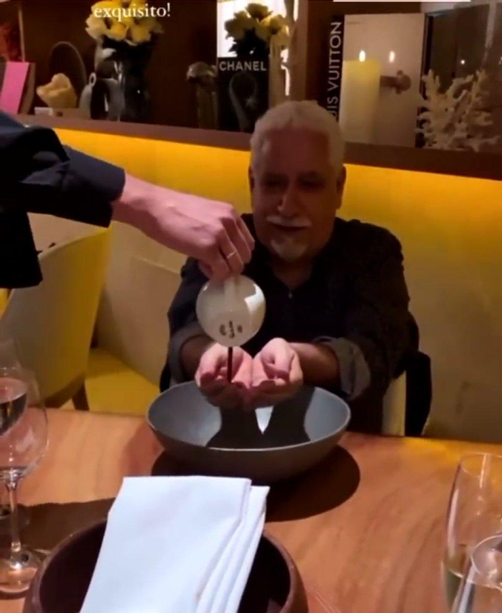 Yurt dışında çikolatanın ele dökülerek yenmesi viral oldu