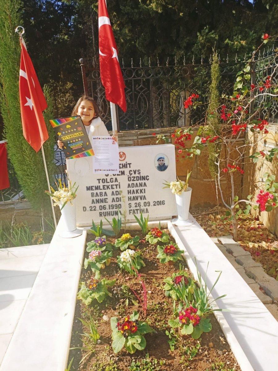 İlk karnesini, şehit düşen babasının mezarına götürdü