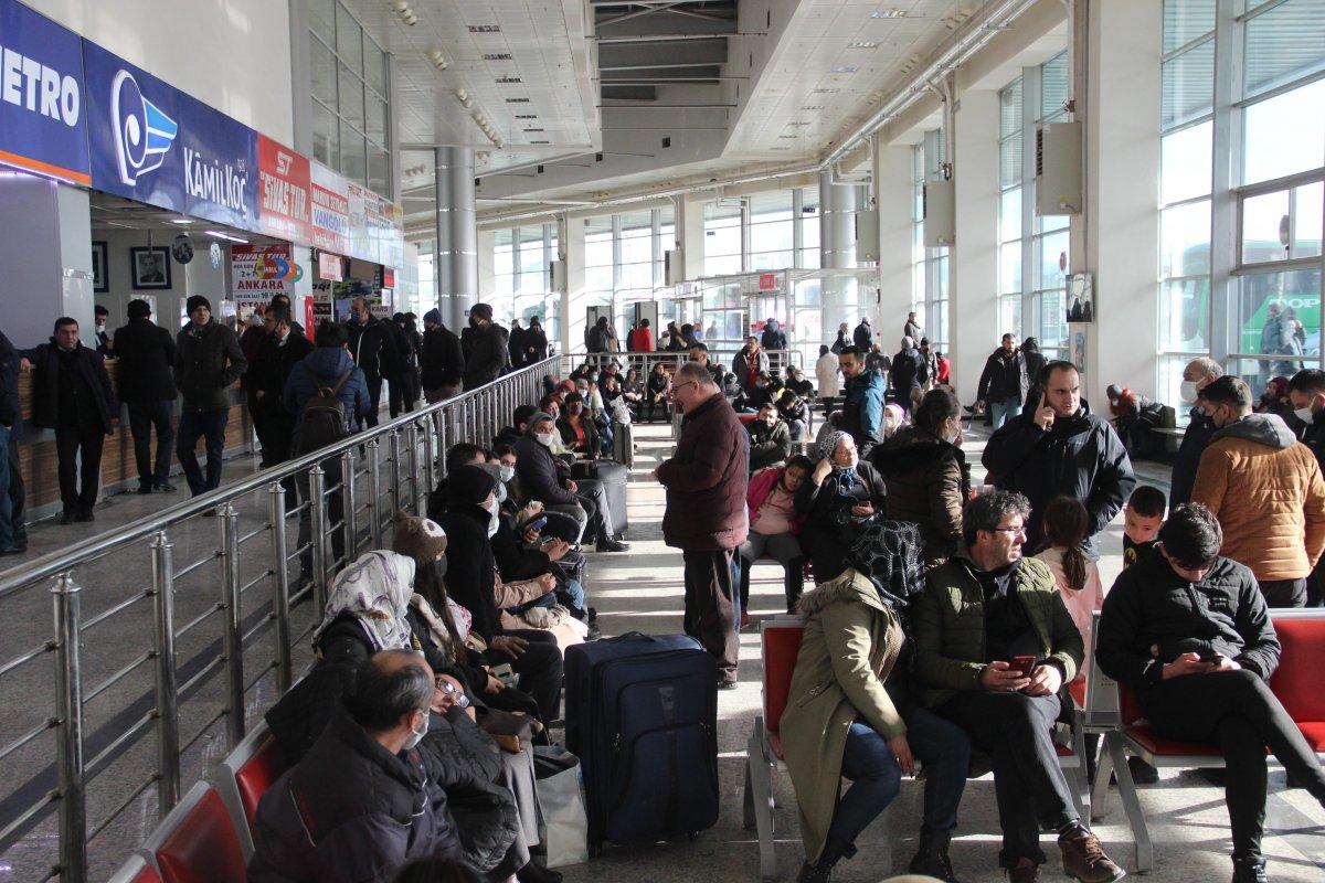 Sivas'ta otobüs terminallerinde yoğunluk oluştu