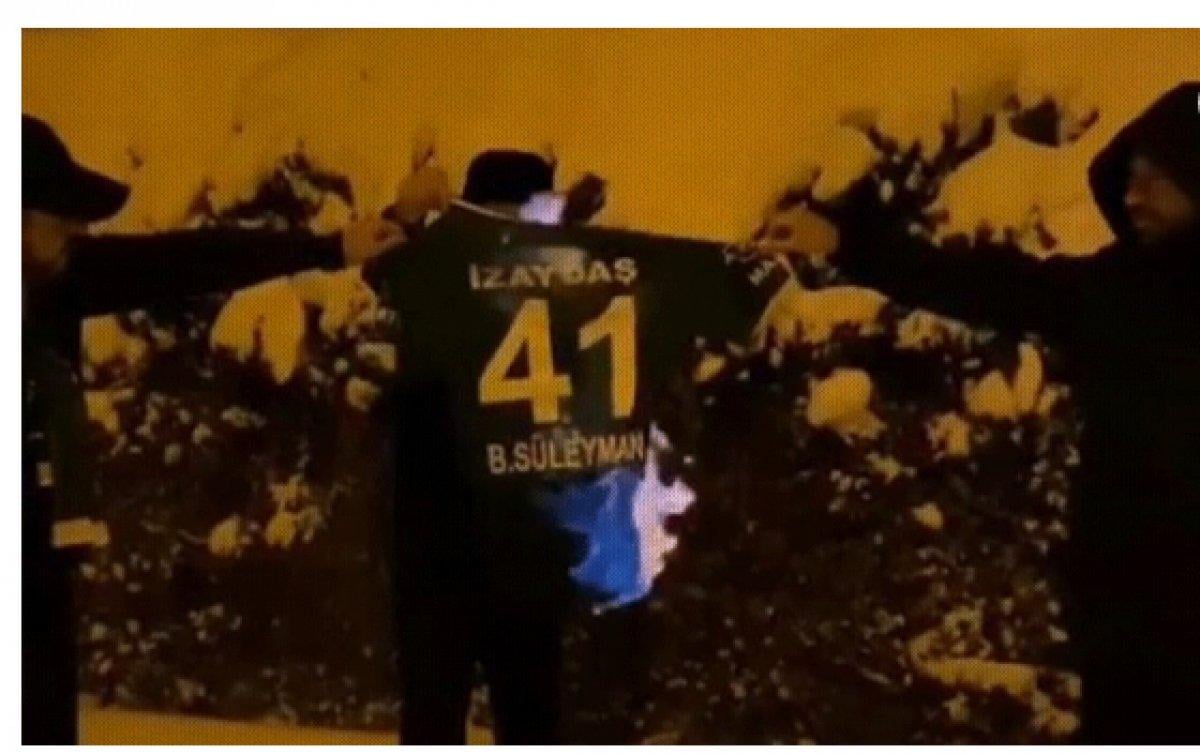 Sakaryaspor'a transfer olan Burak Süleyman'ın formasını yaktılar