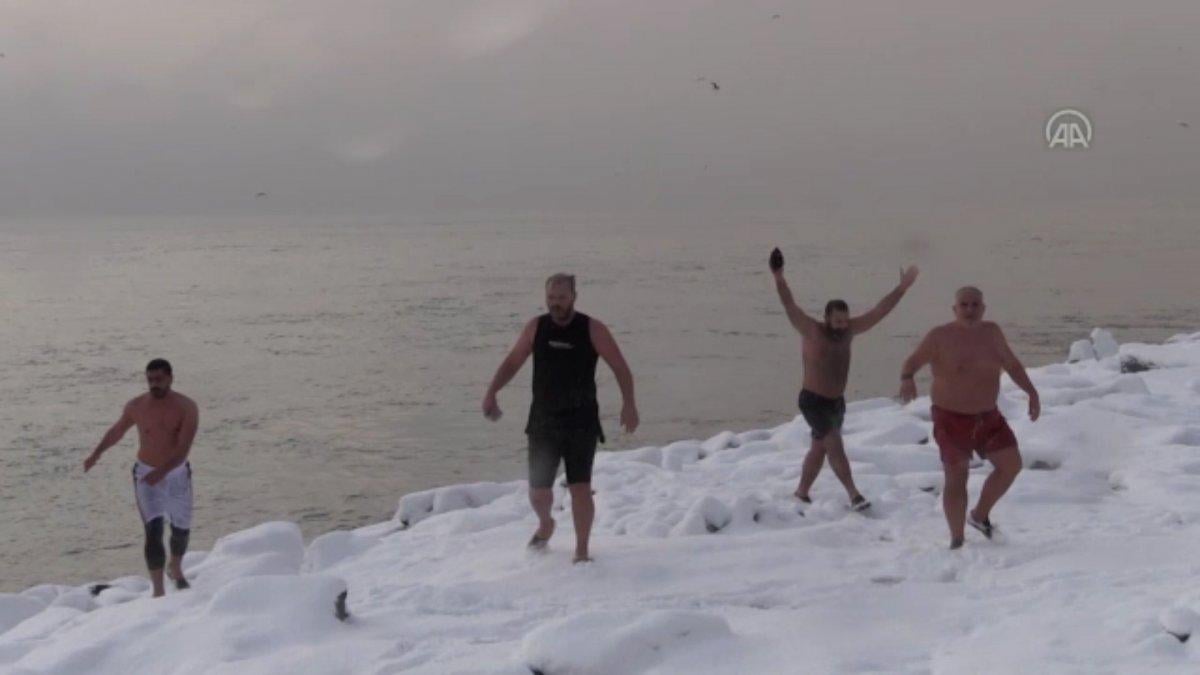 İstanbul'da Sarayburnu Fatihleri grubu dondurucu soğukta yüzdü