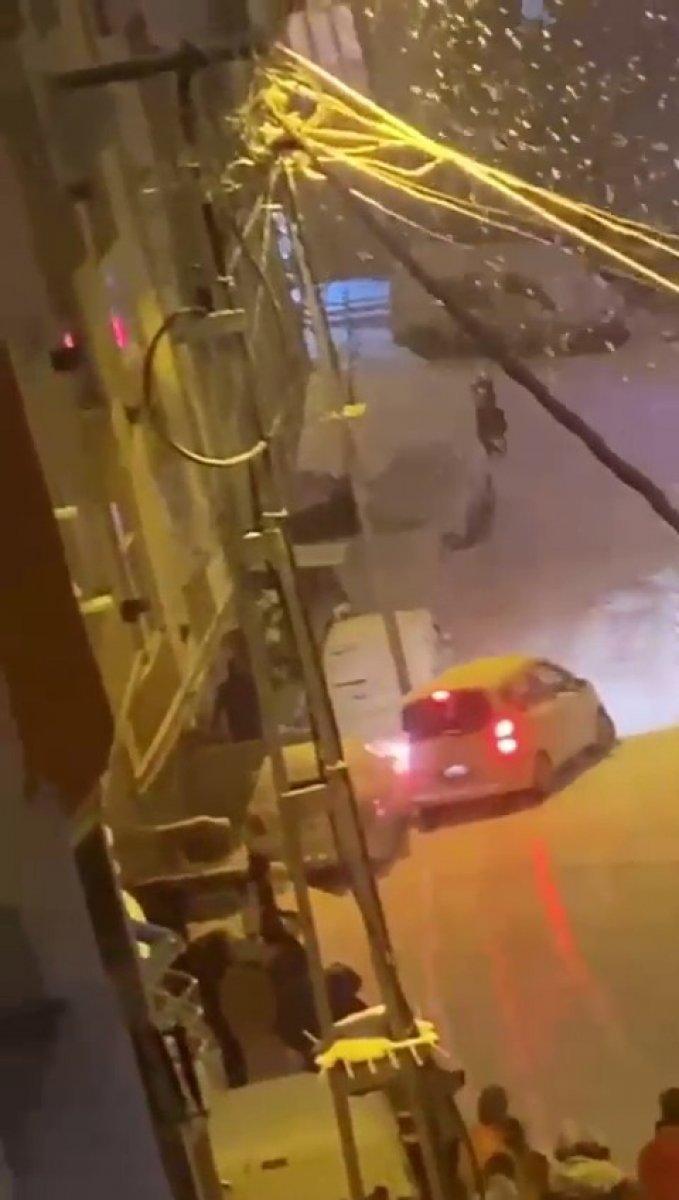 Esenyurt'ta karda kontrolünü kaybeden araç, direğe çarptı