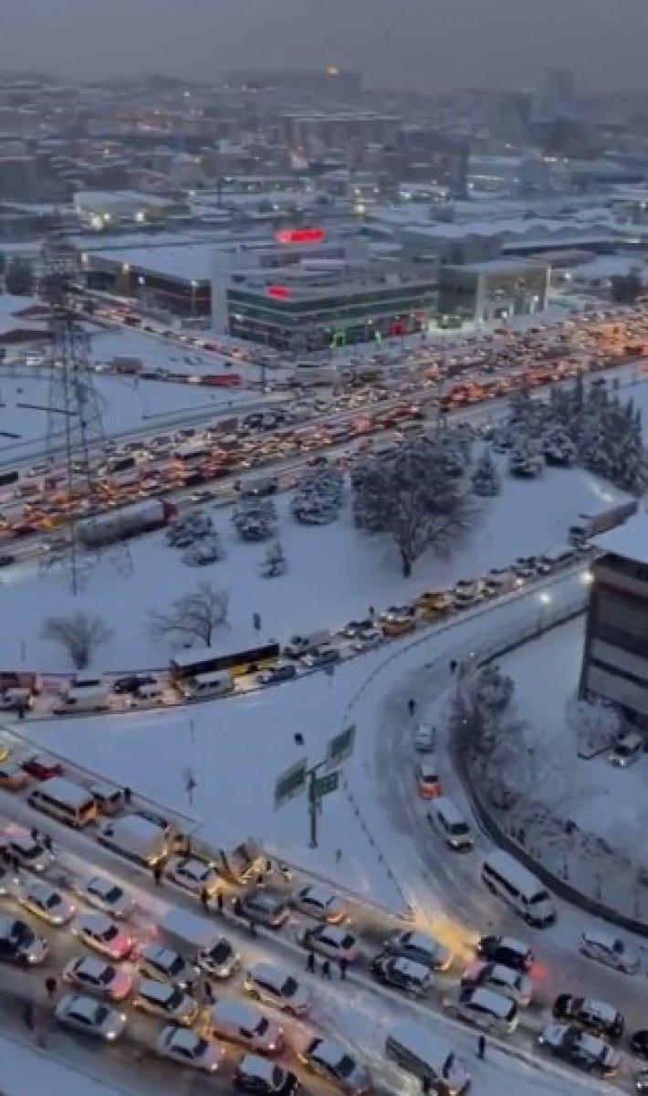 İstanbul'da kar trafiği havadan görüntülendi