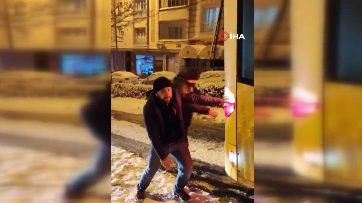 Esenyurt'ta yolcular, yolda kalan İETT otobüsünün hareket etmesi için zıpladı