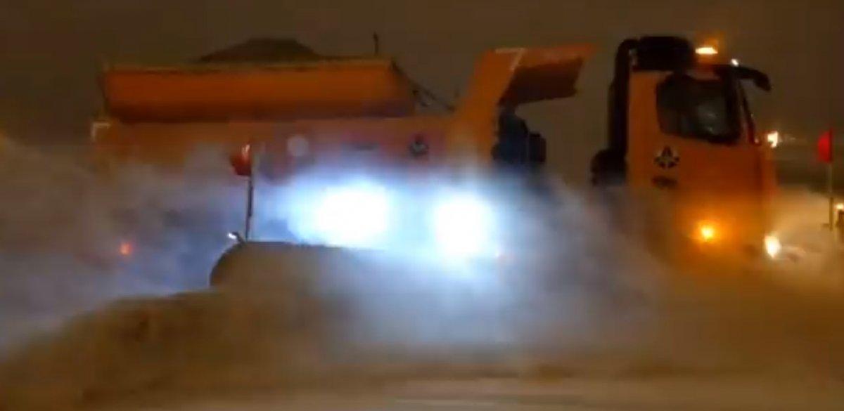 Karayolları ekiplerinin karla mücadelede yoğun çalışmaları