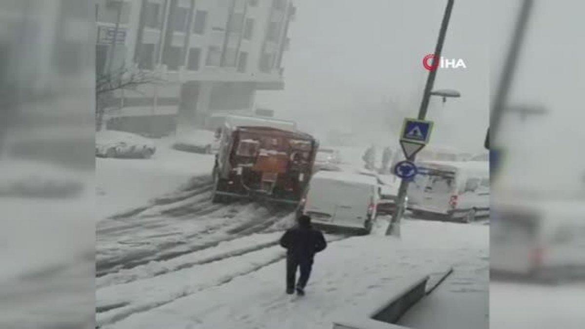 Esenyurt'ta karda kayan tuzlama aracı, yolda kalan otomobillere çarptı