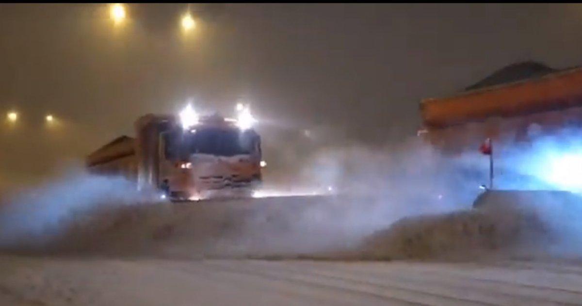 Karayolları ekiplerinin karla mücadelede yoğun çalışmaları