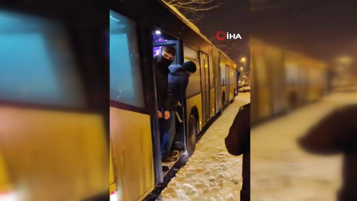 Esenyurt'ta yolcular, yolda kalan İETT otobüsünün hareket etmesi için zıpladı