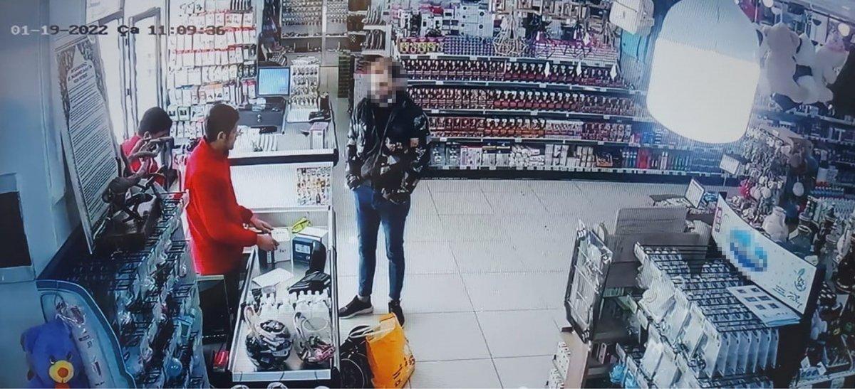 Antalya'da mağazadan çaldığı ürünleri iade edip parasını aldı