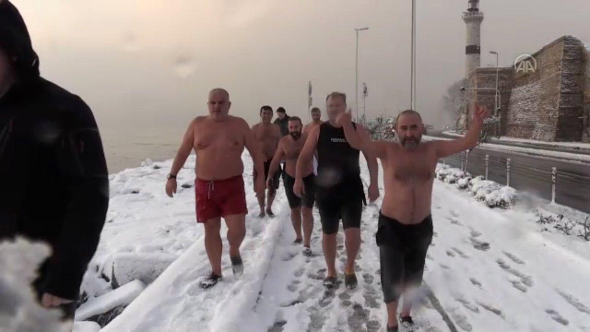 İstanbul'da Sarayburnu Fatihleri grubu dondurucu soğukta yüzdü