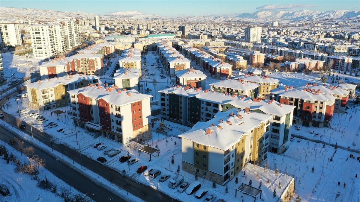 Elazığ ve Malatya'da depremzedeler yeni konutlarında yaşamını sürdürüyor