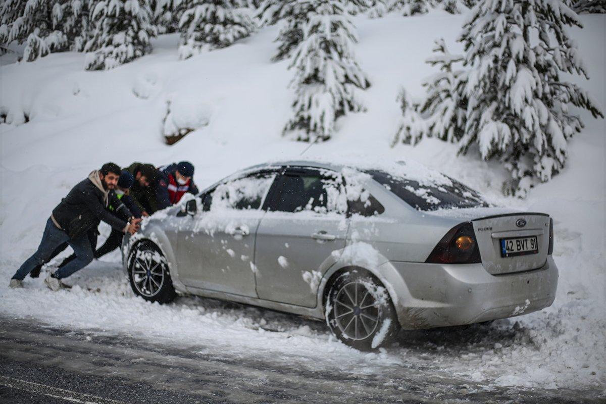 Antalya'da mahsur kalan öğrencilerin imdadına jandarma yetişti