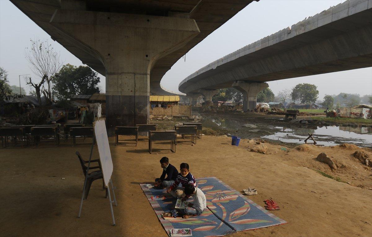 Hindistan'da 18 yaşındaki gönüllü öğretmen eğitim veriyor