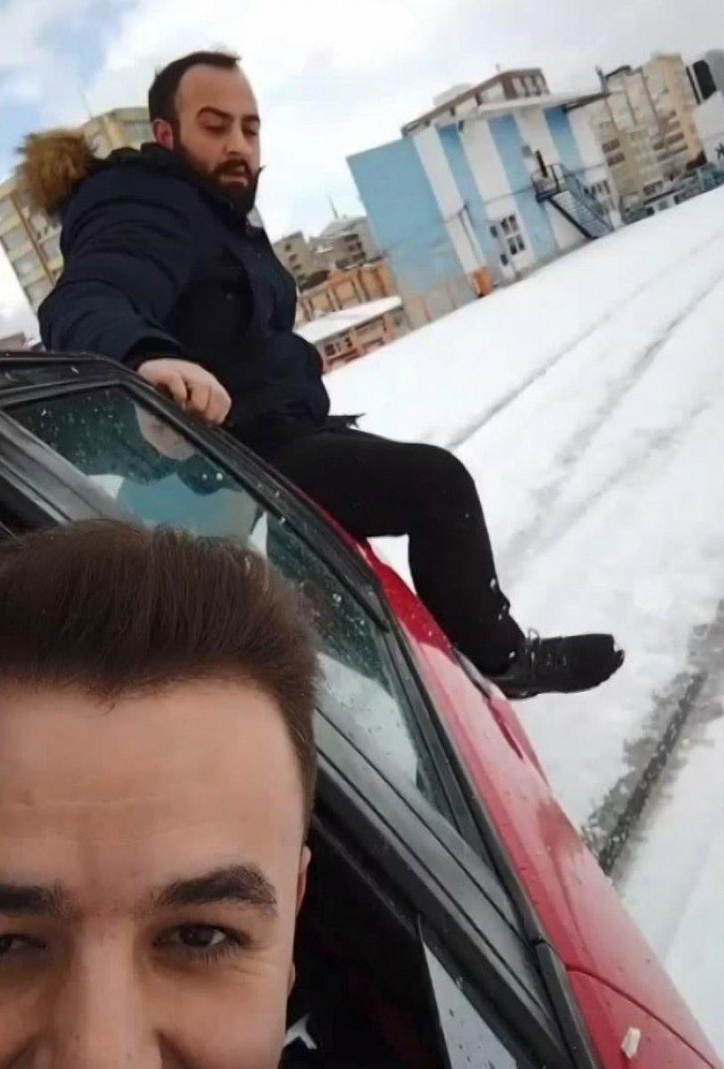 Başakşehir'de, buzlu yollarda vatandaşlar araçların üzerine çıktı