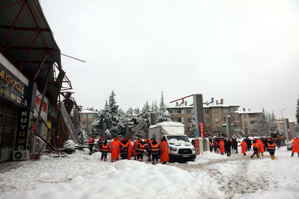 Gaziantep’te pazar yerinin çatısı araçların üzerine çöktü